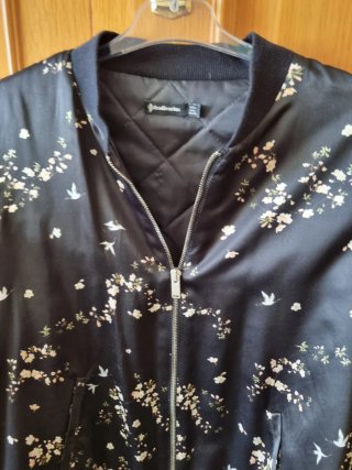 Chaqueta Stradivarius floral negra T40