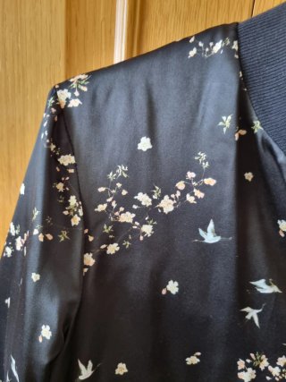 Chaqueta Stradivarius floral negra T40