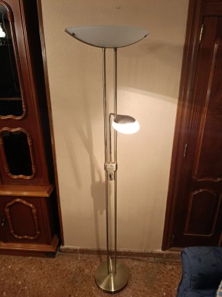 Lámpara de pie regulable