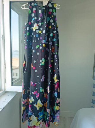 Vestido fresco con mariposas y lunares y bolsillos