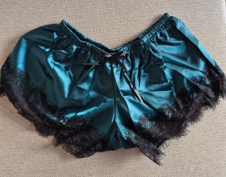 Pijama satén y encaje verde mujer