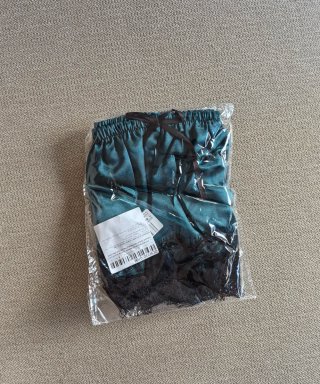 Pijama satén y encaje verde mujer