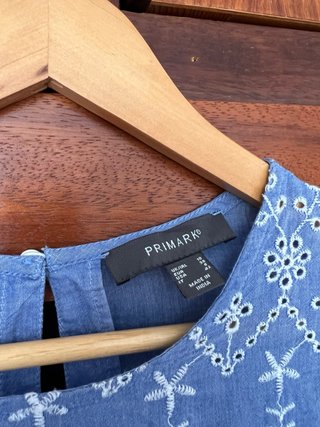 Blusa Primark bordada azul y blanco