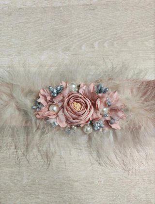 Cinturón de flores y plumas rosa