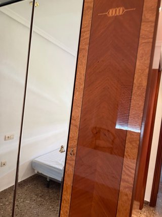 Armario de madera con puertas de espejo