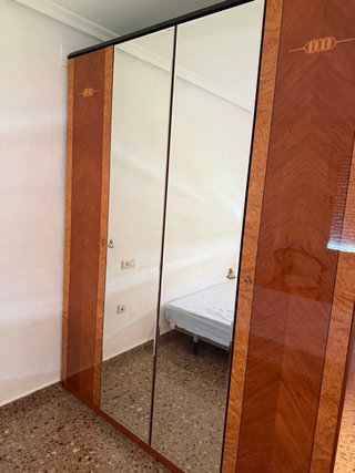 Armario de madera con puertas de espejo