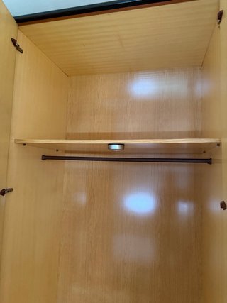 Armario de madera con puertas de espejo