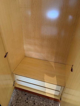 Armario de madera con puertas de espejo