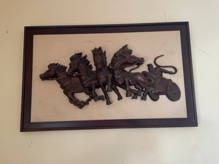Cuadro relieve caballos madera