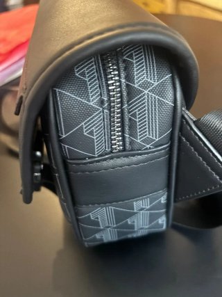 Bandolera Lacoste Negra con Diseño Geométrico