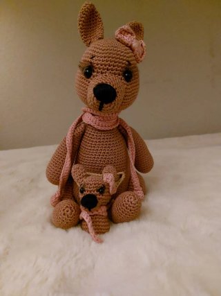Amigurumi Canguro con Bebé y Bufanda Rosa