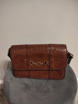 Bolso bandolera marrón efecto piel