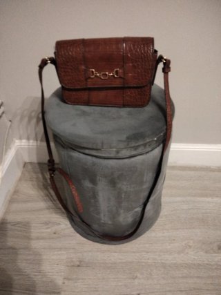 Bolso bandolera marrón efecto piel