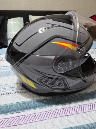Casco de moto gris con diseño