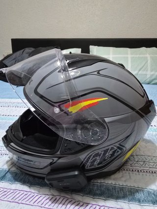 Casco de moto gris con diseño