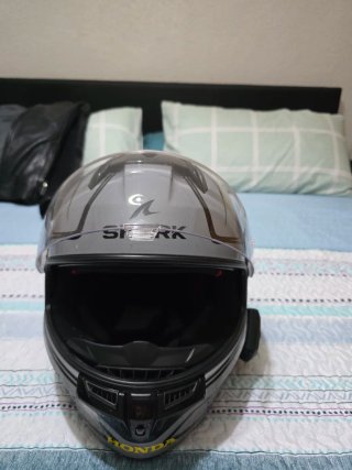 Casco de moto gris con diseño