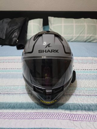 Casco de moto gris con diseño