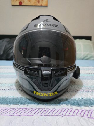 Casco de moto gris con diseño