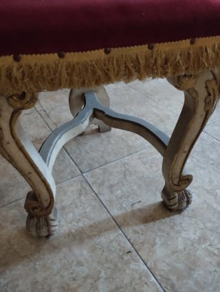 Silla antigua decorativa dorada y roja