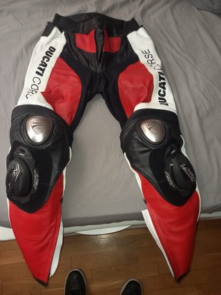 Mono cuero Ducati piel. Talla L. Para 180 delgado