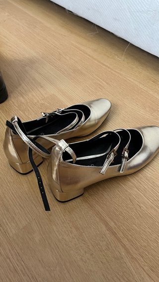 Zapatos dorados con hebillas