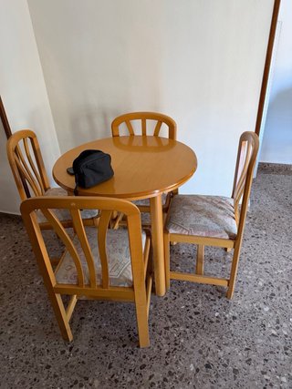 Mesa redonda con 4 sillas de madera