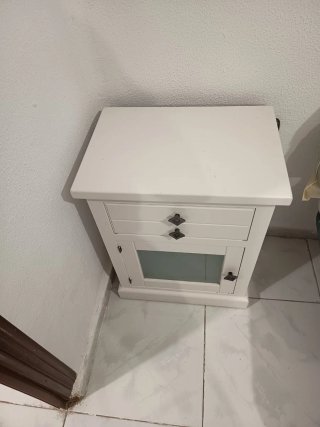 Mesita de noche blanca con cajones y puerta
