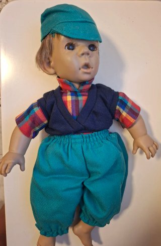 Muñeco vintage con gorra y traje