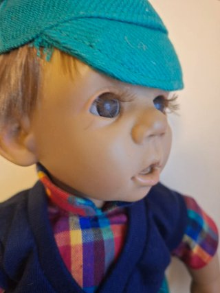 Muñeco vintage con gorra y traje