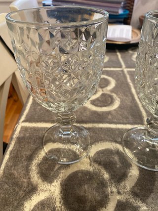 Platos y copas de cerámica y cristal