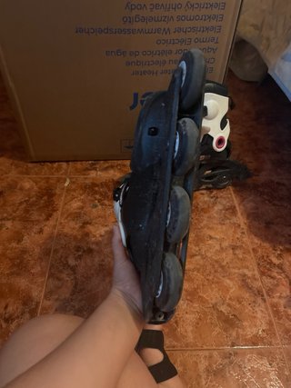 Patines en línea negros y blancos