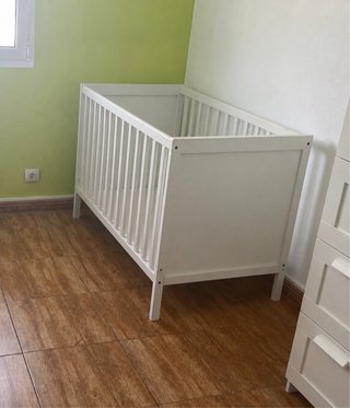 Cuna de bebé blanca