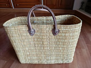 Cesta de mimbre con asas de cuero