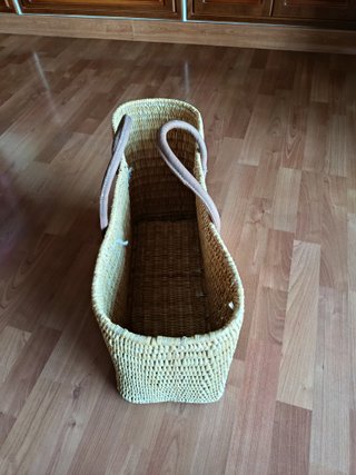 Cesta de mimbre con asas de cuero