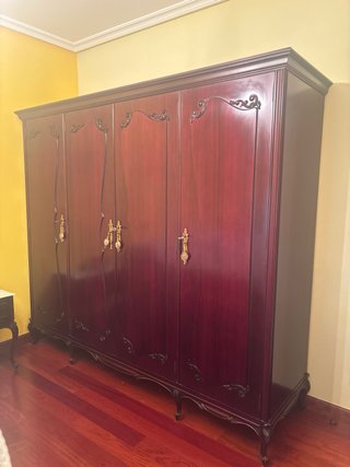 Armario clásico de madera maciza estilo Luis XV