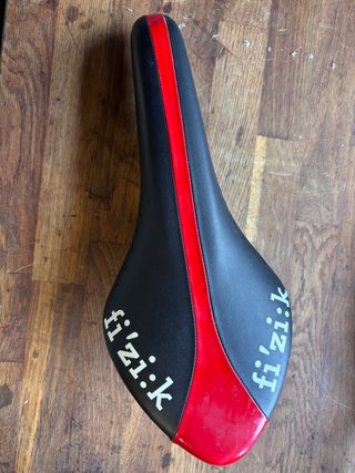 Sillín Fizik Negro/Rojo