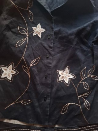 Traje falda y blusa negro bordado T46