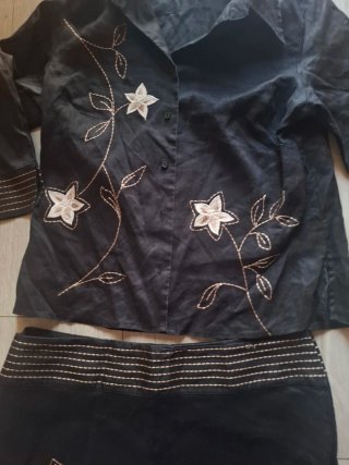 Traje falda y blusa negro bordado T46