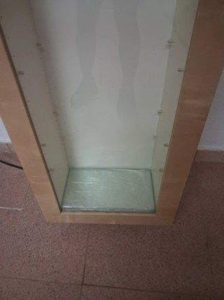 Vitrina Ikea Bertby Madera y Cristal