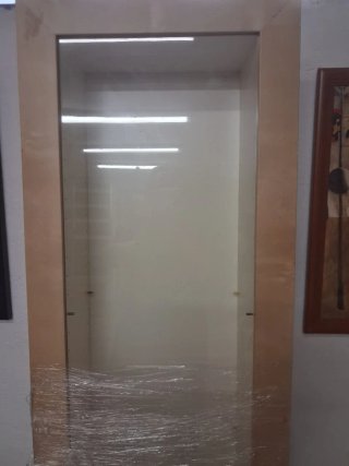 Vitrina Ikea Bertby Madera y Cristal