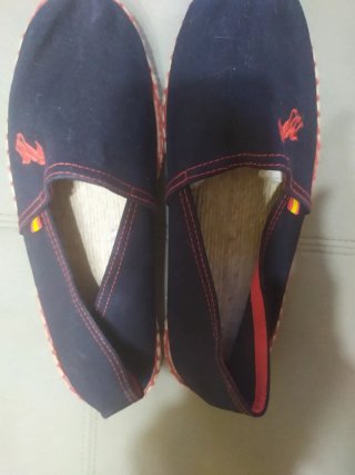 Alpargatas de esparto azul con detalles rojos