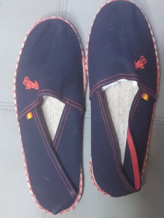 Alpargatas de esparto azul con detalles rojos