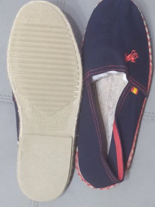 Alpargatas de esparto azul con detalles rojos