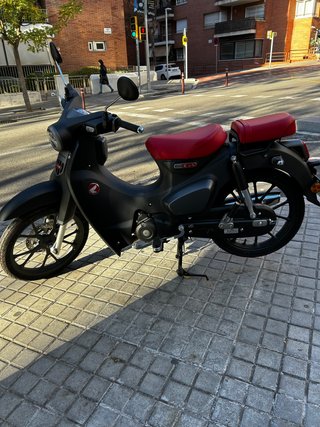 Honda Super Cub 125 2024 Roja y Negra