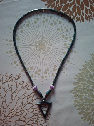 Collar con colgante triángulo