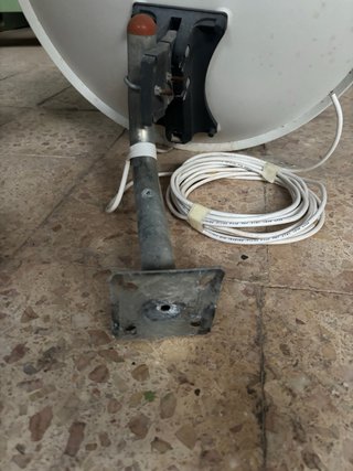 Antena parabólica blanca