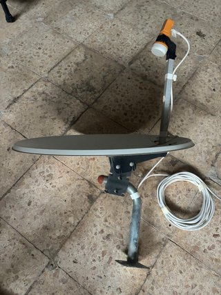 Antena parabólica blanca