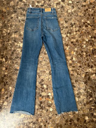 Pantalón flare Stradivarius azul modelo D74