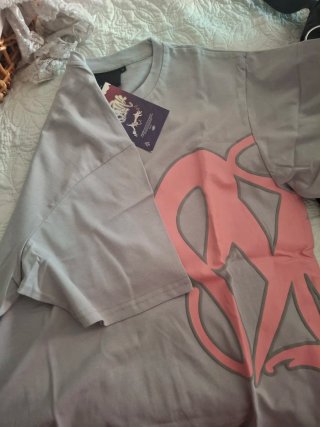 Camiseta gris y rosa con estampado