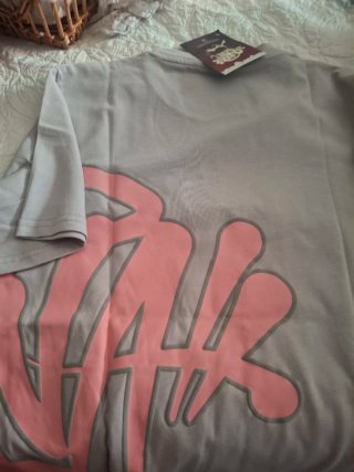 Camiseta gris y rosa con estampado